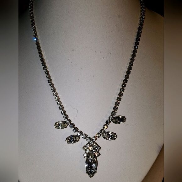 Jewelry - Vintage Elegant Silver Necklace with Crystal Accents 16" EUC!!!